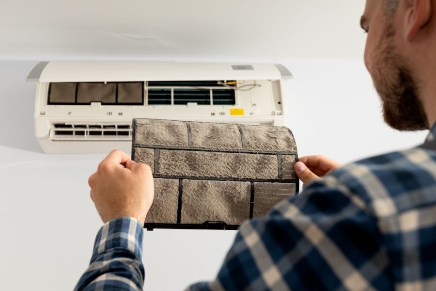 Bụi bẩn là một trong những nguyên nhân chính làm cho máy lạnh rỉ nước.