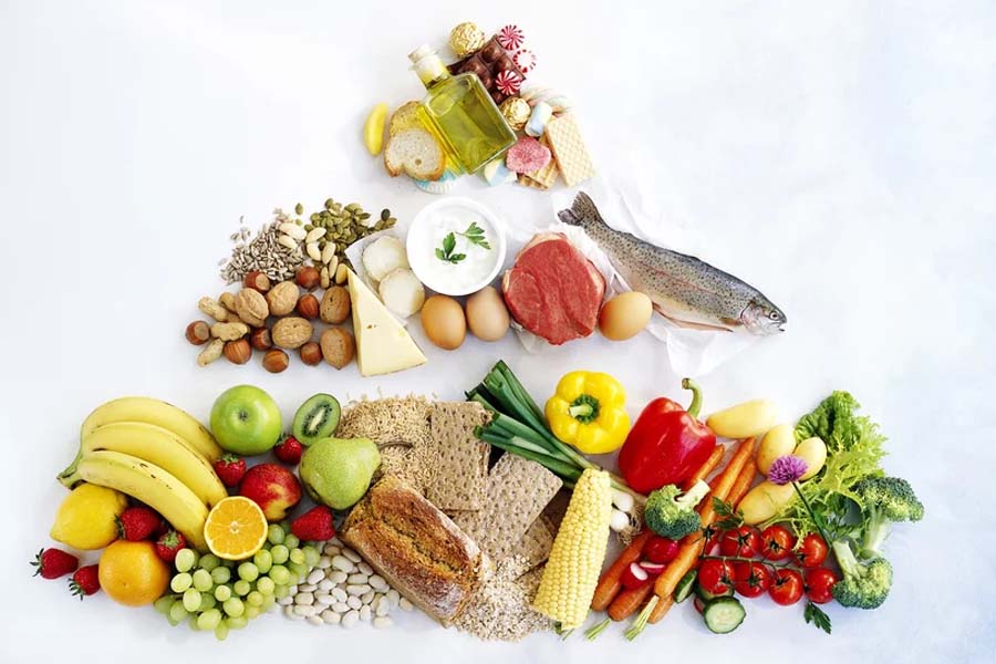 Cho trẻ ăn chế độ dinh dưỡng đầy đủ để tránh bị suy dinh dưỡng