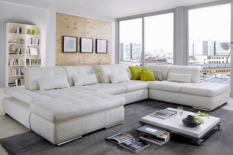 Sofa da chữ U làm tôn lên sự bề thế của căn nhà.