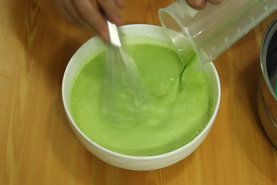 Hòa tan bột với nước cốt lá dứa