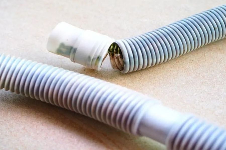 Ống thoát nước máy lạnh bị tắc khiến máy lạnh nhiễu nước không dứt.