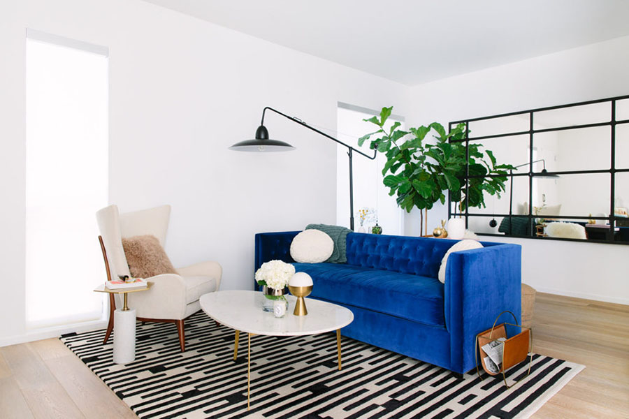 Tạo điểm nhấn cho căn phòng với chiếc sofa nổi bật.