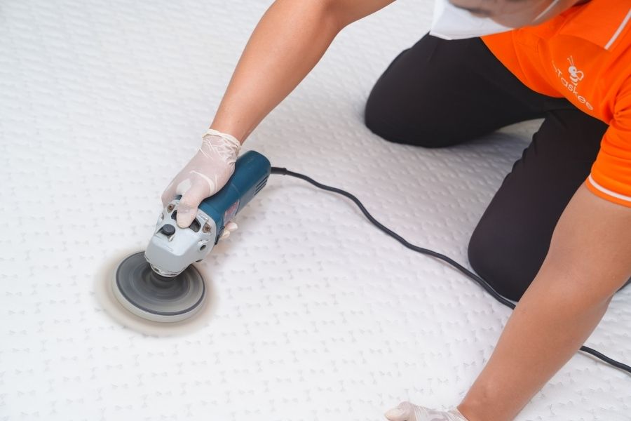 Tasker thực hiện giặt nệm chuyên sâu bằng máy đánh chuyên dụng.