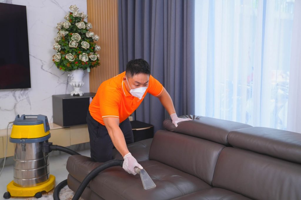 Tasker thực hiện hút bụi sofa.