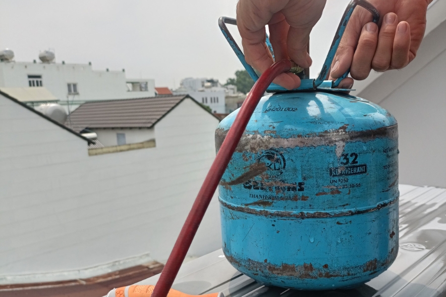 Tiến hành bơm gas vào máy lạnh.